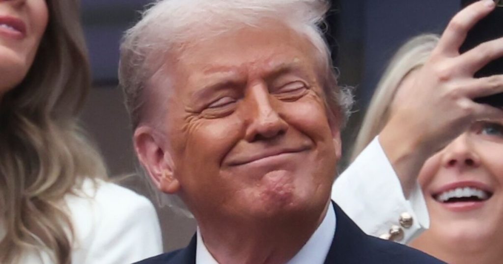 Trump sonríe mientras los guardianes del restaurante lo llaman "el Hitler de nuestro tiempo"
