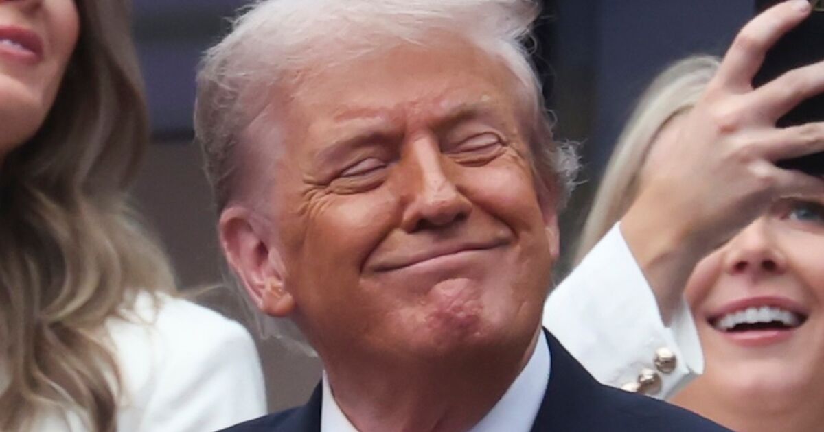 Trump sonríe mientras los guardianes del restaurante lo llaman "el Hitler de nuestro tiempo"
