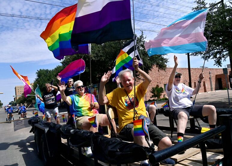 Los participantes del desfile salen de un flotador durante el Festival del Orgullo Abilene el sábado 20 de septiembre de 2025. El evento comenzó con un desfile y luego se mudó al centro de convenciones para un espectáculo de proveedores y actuaciones de arrastre.