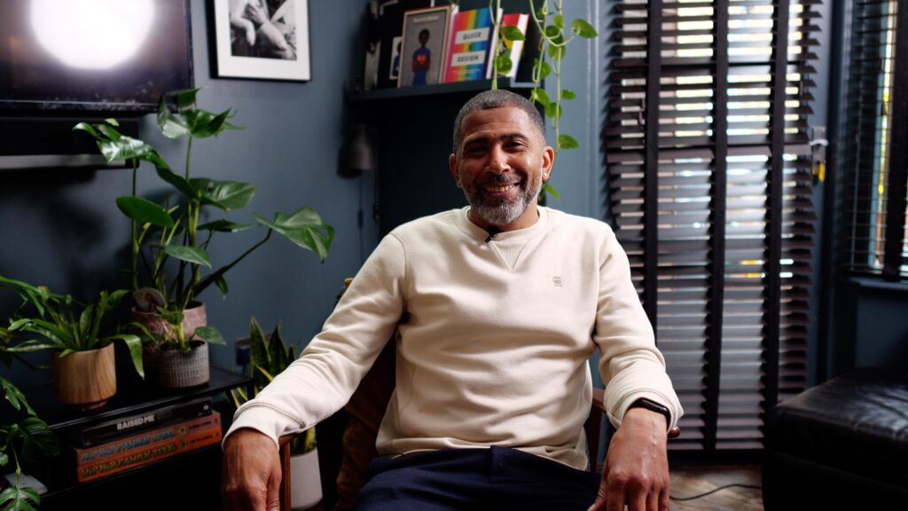 Marc Thompson se sentó en un sillón en una habitación de la marina