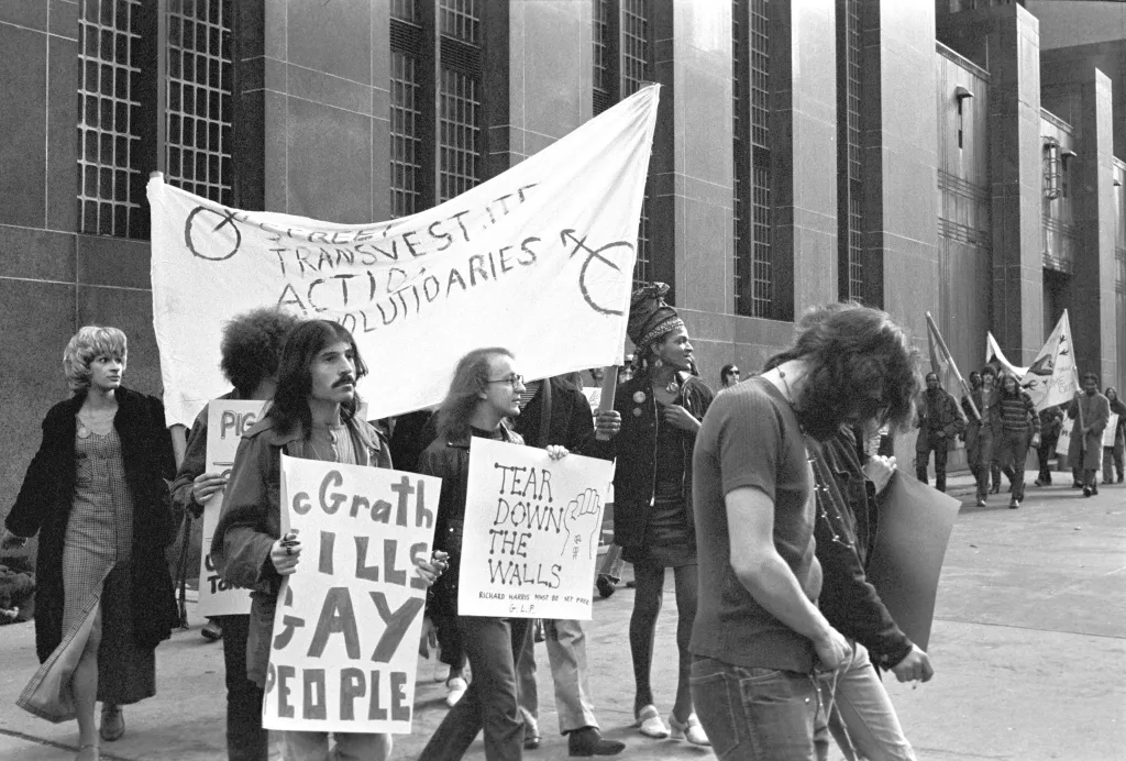 Sylvia Rivera y Marsha P. Johnson marchando con los Revolucionarios de la Acción Transvestite Street.