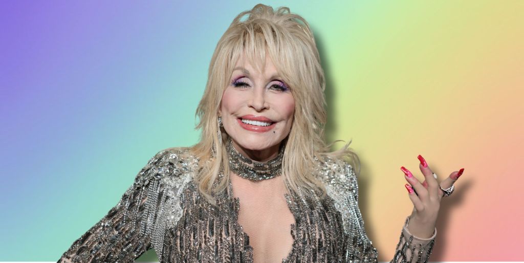 Dolly Parton con un atuendo plateado sonriendo, sosteniendo su mano. Ella se impone contra un fondo de arco iris.