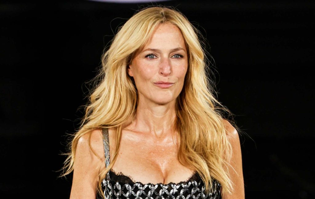 El debut de Gillian Anderson para L'Oreal tiene a las lesbianas viviendo: 'Dios es una mujer'