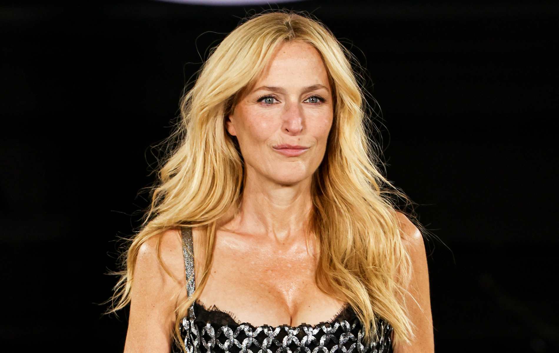 El debut de Gillian Anderson para L'Oreal tiene a las lesbianas viviendo: 'Dios es una mujer'