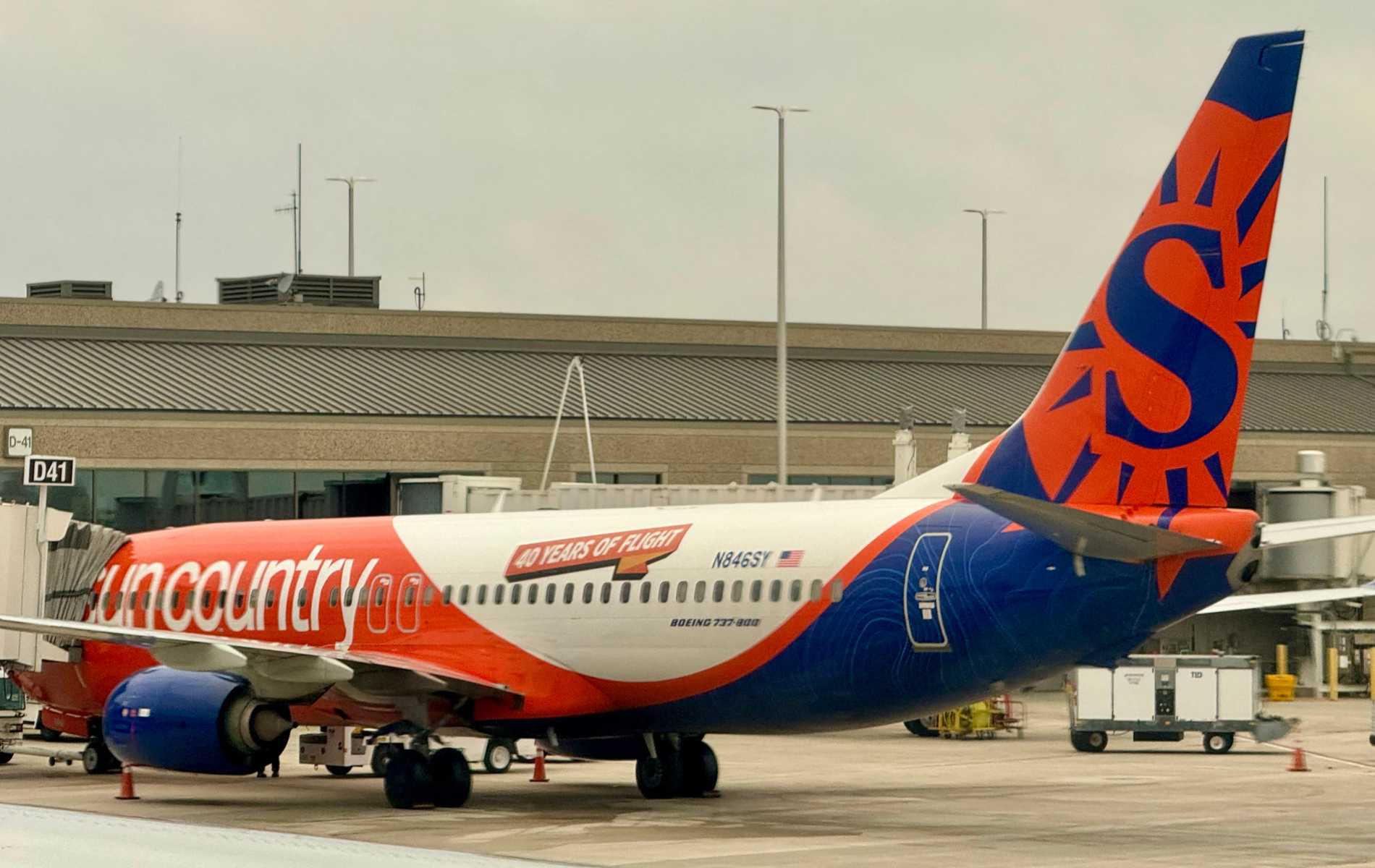 El avión obligado a aterrizar después de que el pasajero use 15 máscaras afirma que LGBTQ+ las personas le están dando cáncer