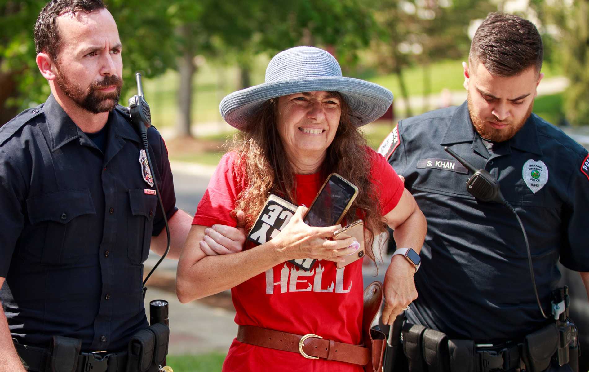 El controvertido predicador de 'One Margarita' afirma ser un ícono gay en el último clip viral