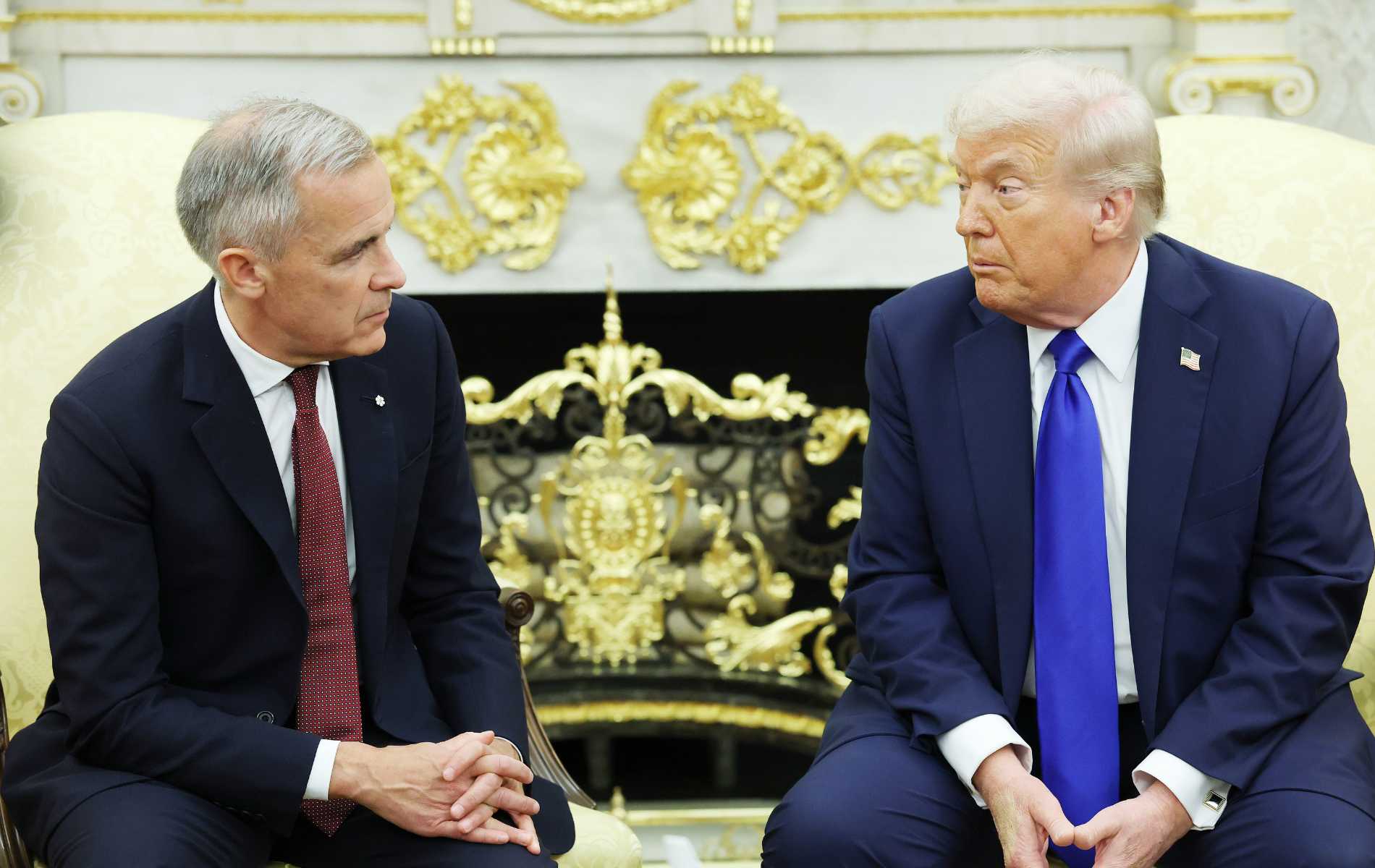 Trump se burla crudamente de las personas trans frente al primer ministro canadiense pro-LGBTQ+, Mark Carney
