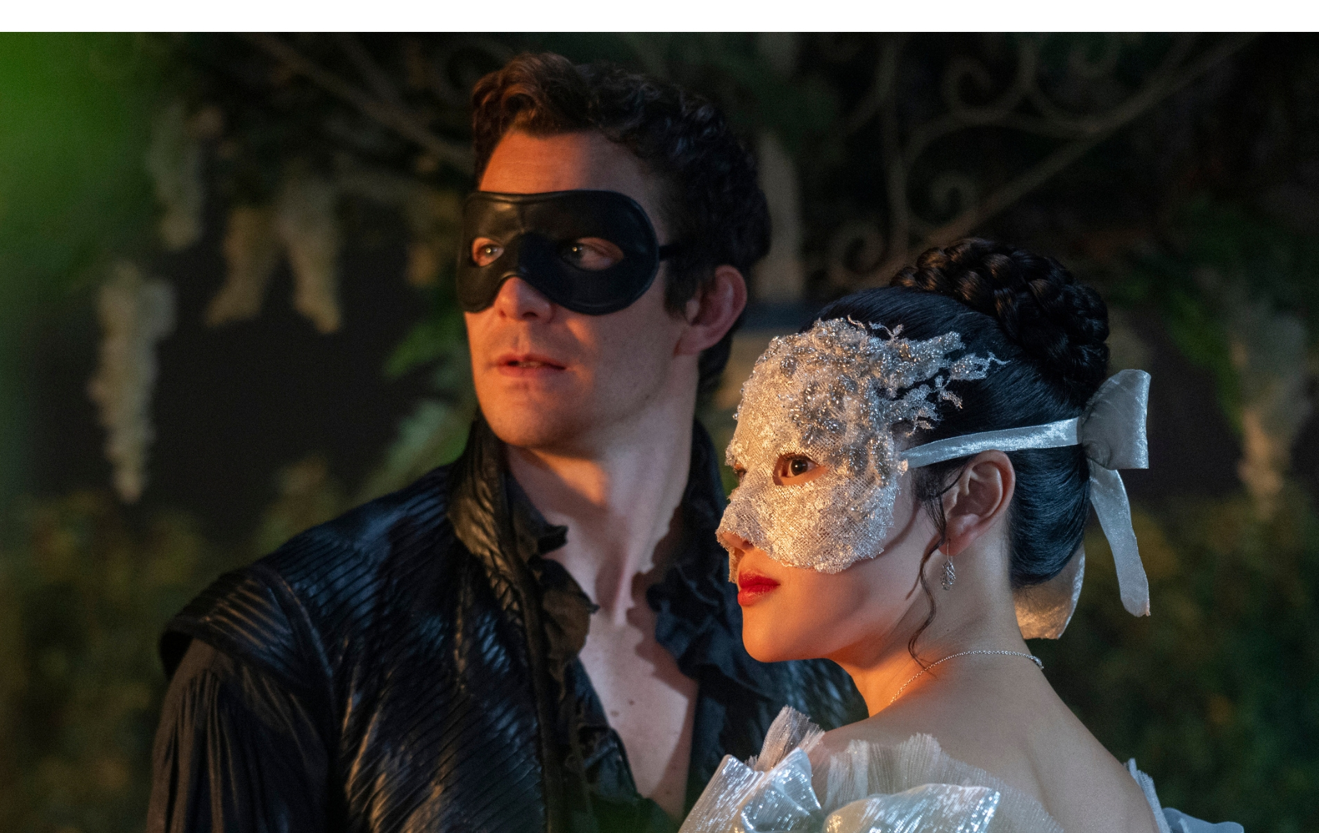 Bridgerton. (L to R) Luke Thompson as Benedict Bridgerton, Yerin Ha as Sophie Baek in episode 401 of Bridgerton.