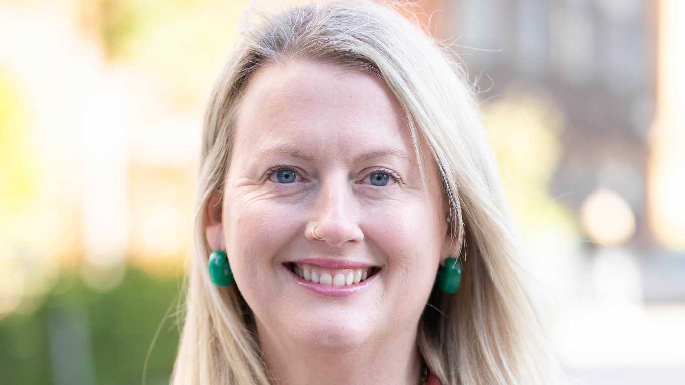 "No quiero que nadie pase por eso", dice una mujer que perdió su trabajo tras salir del armario