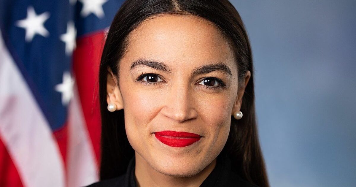 AOC tranquiliza a los niños trans: "¡Estás bien tal como eres!"