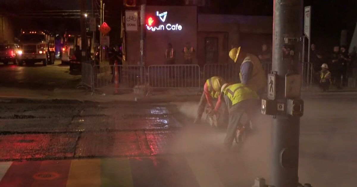 Manifestantes arrestados en medio de la noche cuando Greg Abbott fuerza la eliminación de los cruces peatonales del arco iris