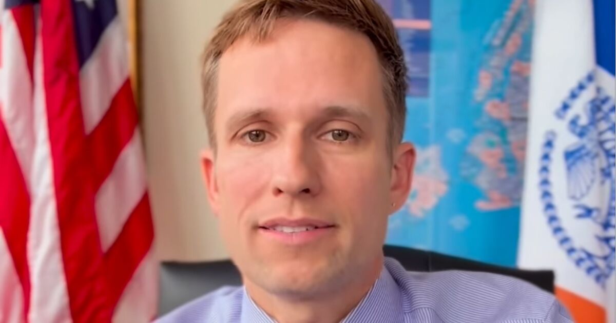 Este político gay acaba de establecer un récord de recaudación de fondos mientras se postula para el Congreso