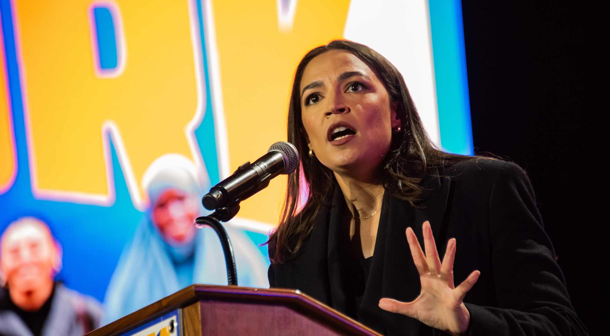 AOC lee a Riley Gaines sobre la inmundicia por la campaña anti-trans: 'Consigue un trabajo de verdad'
