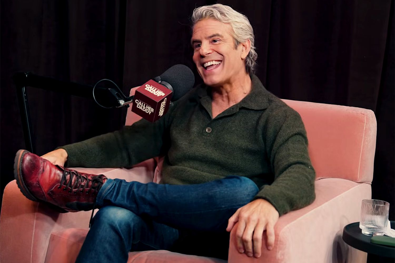Andy Cohen dice que está en "todas las aplicaciones" pero que no quiere salir con un "jovencito baboso" en una nueva entrevista