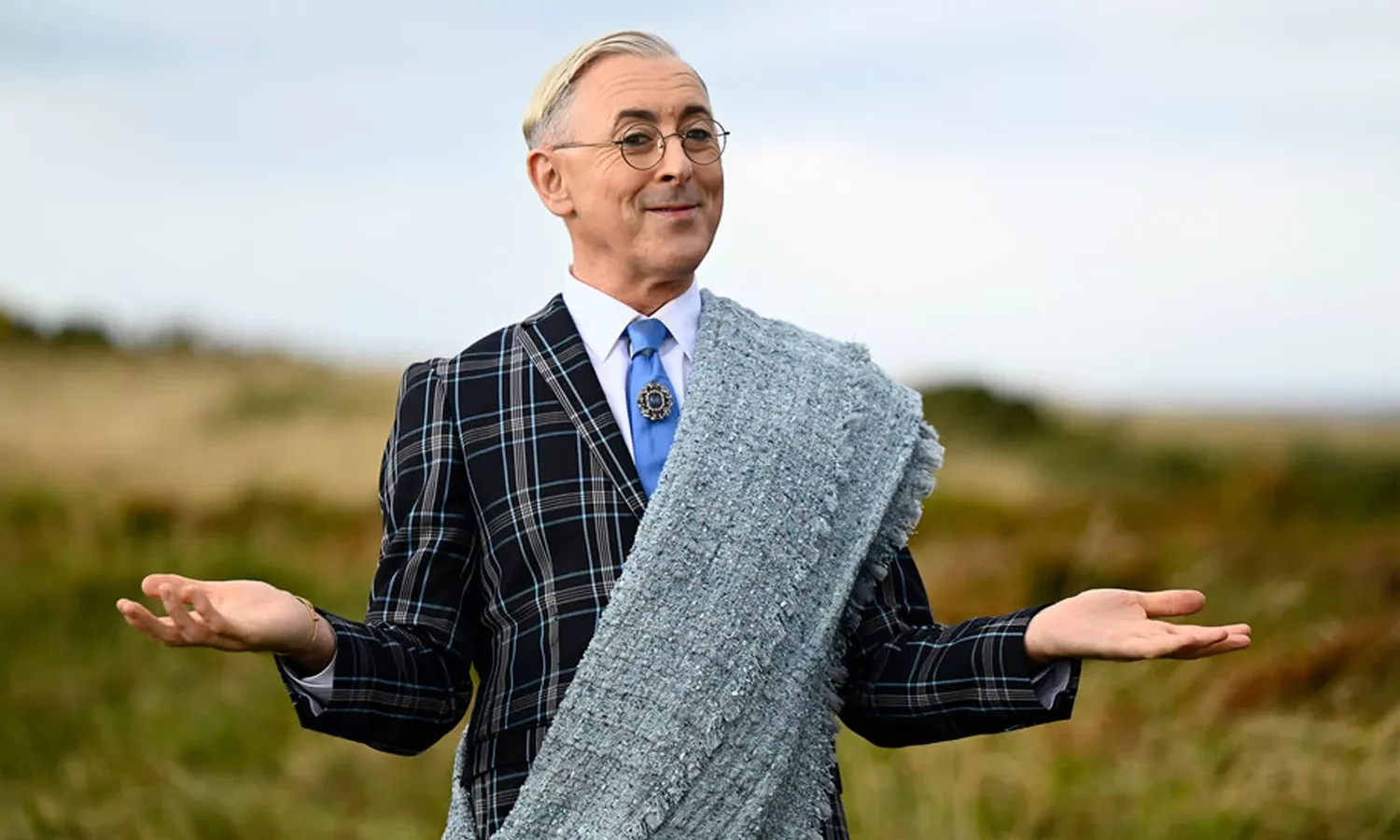 Alan Cumming habla sobre cómo forjar su propio camino y por qué resuena la estética queer de 'Los traidores'