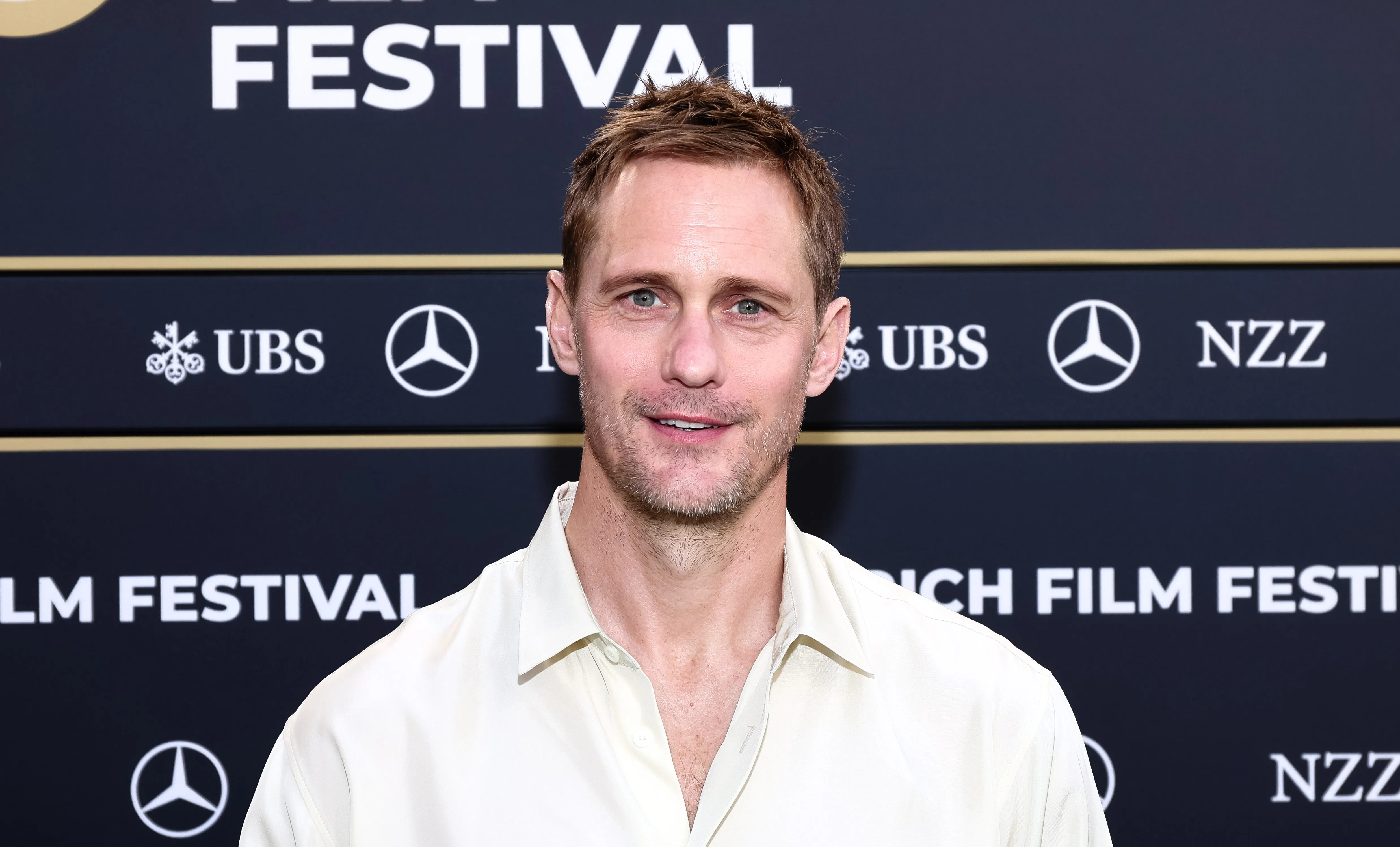 Alexander Skarsgård revela cómo las experiencias con el personaje de réplica dominante de 'hombres, mujeres'