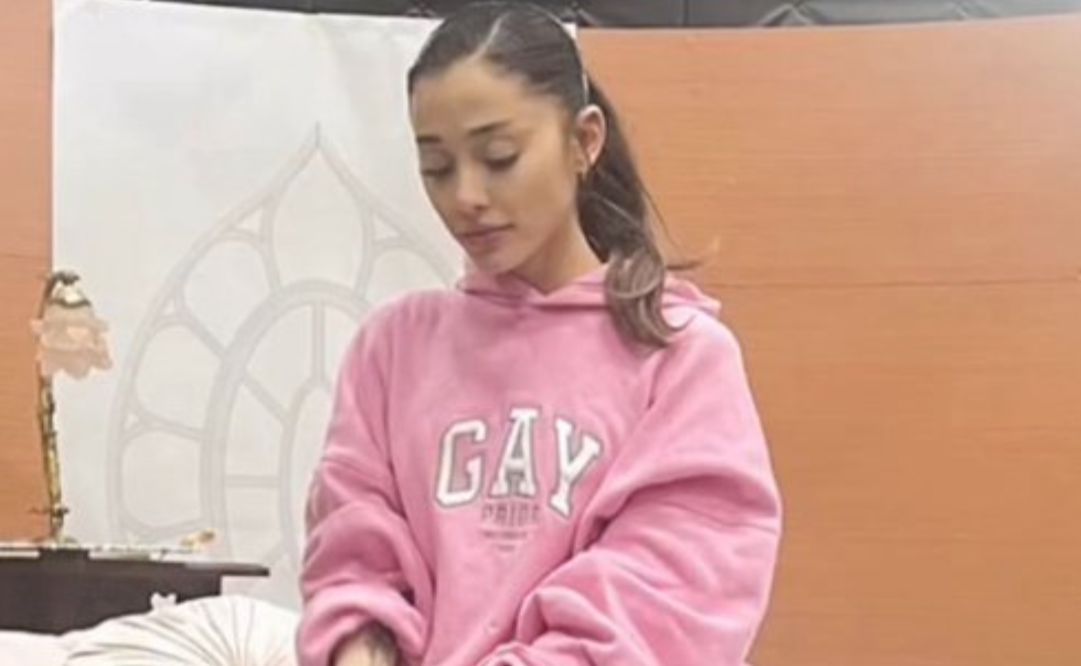 Ariana Grande usó una sudadera con capucha rosa del 'Orgullo Gay' en el set de Wicked y Gelphie los transportistas están amordazados