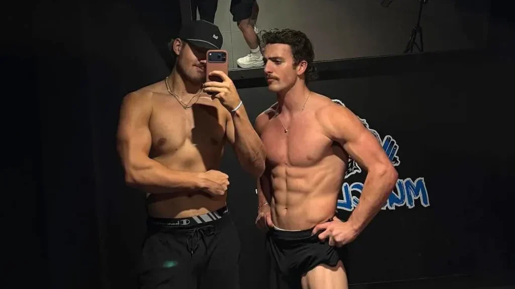 Benson Boone muestra sus abdominales de 'dios griego' en una nueva foto del gimnasio y sabemos que todos tienen sed