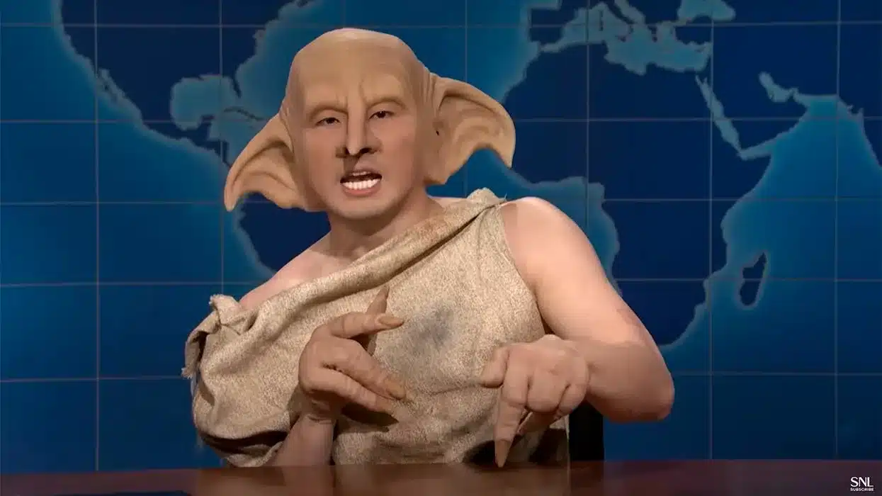 Bowen Yang asa a JK Rowling sin esfuerzo incluso con un mal funcionamiento del vestuario en 'Saturday Night Live'
