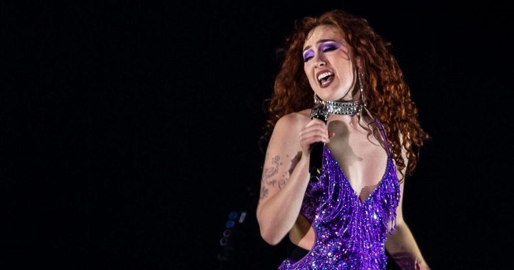 Chappell Roan dice que actúa en vivo para proteger la alegría queer durante un conmovedor homenaje a sus fans