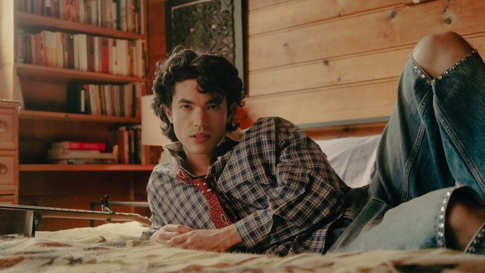 Conan Gray encuentra su foco de atención en la nueva serie 'Artist Portrait' de Vevo