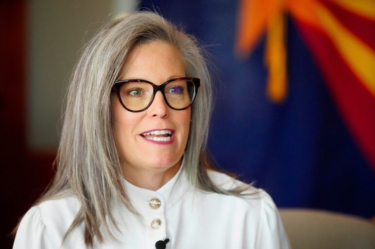 La gobernadora Katie Hobbs habla con la reportera de la República Stacey Barchenger dentro de sus oficinas en el edificio del Capitolio del Estado el 8 de enero de 2025.