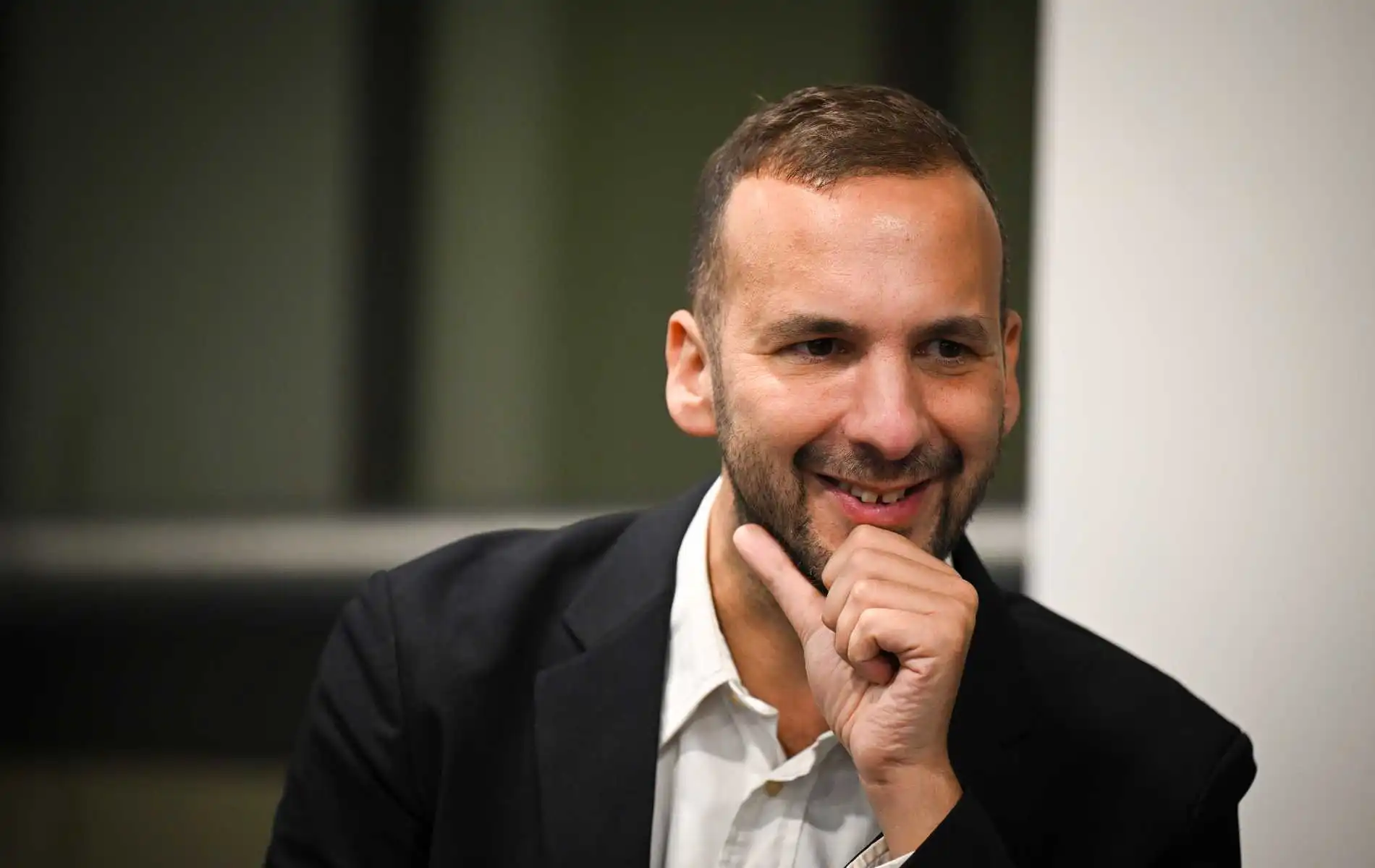 El líder ecologista Zack Polanski es calificado de "soplo de aire fresco" tras su electrizante actuación en el turno de preguntas