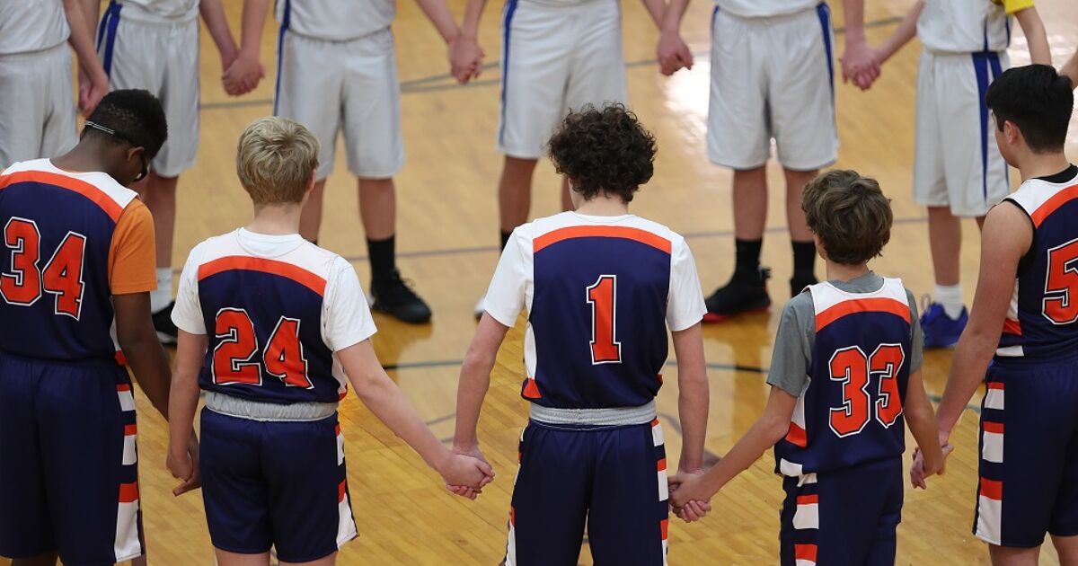 Estudiante de Cis expulsó del equipo de baloncesto masculino debido a un error en el certificado de nacimiento en una terrible experiencia