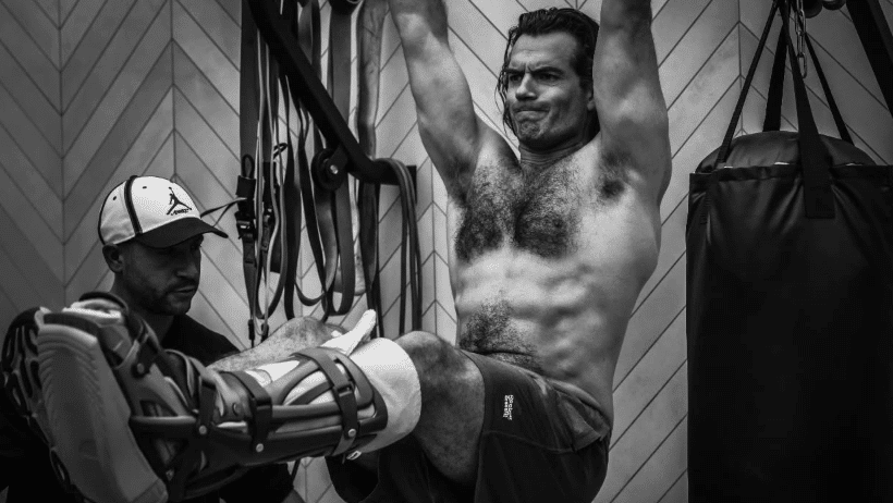 Henry Cavill comparte un progreso de recuperación de vapor después de una lesión en la pierna en el set 'Highlander'