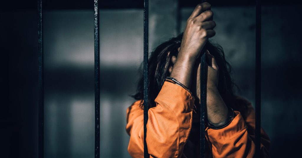 ICE supuestamente sometió a los hombres trans al trabajo forzado y al abuso sexual en el centro de la mujer