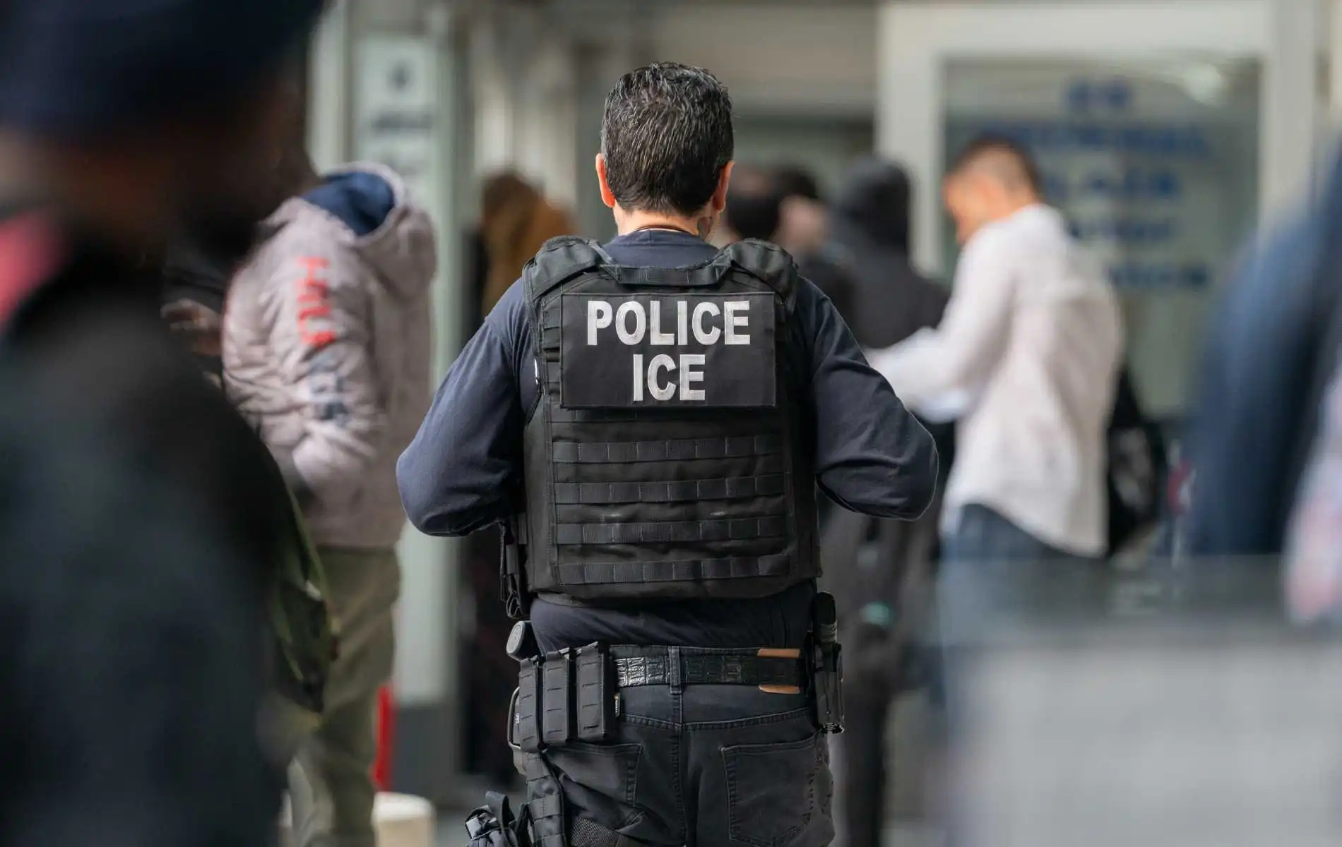 Inmigrantes LGBTQ+ alegan agresión sexual y trabajo forzado en instalaciones de ICE