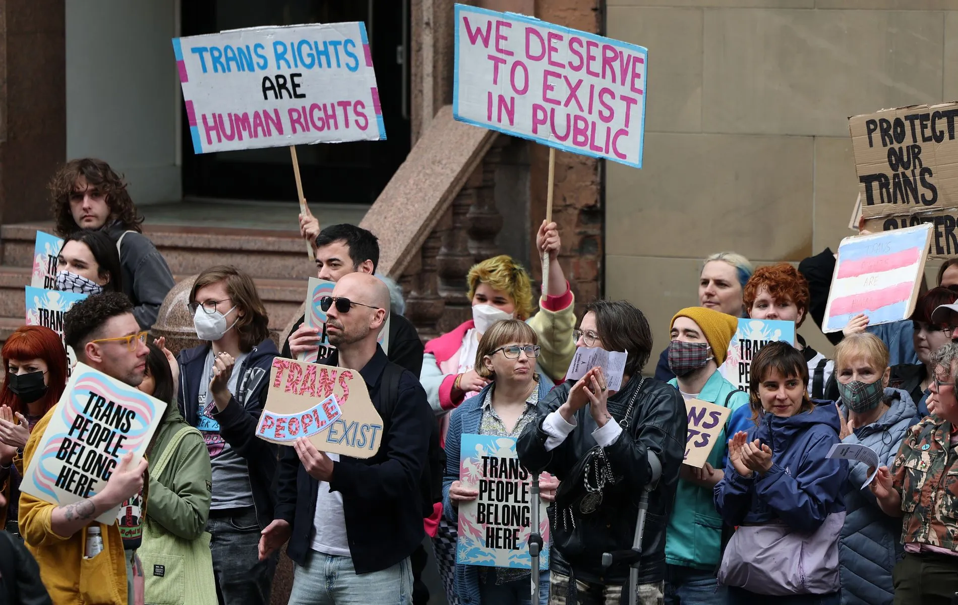 La orientación trans de la EHRC provocará un "campo minado" para las empresas, advierten los parlamentarios laboristas