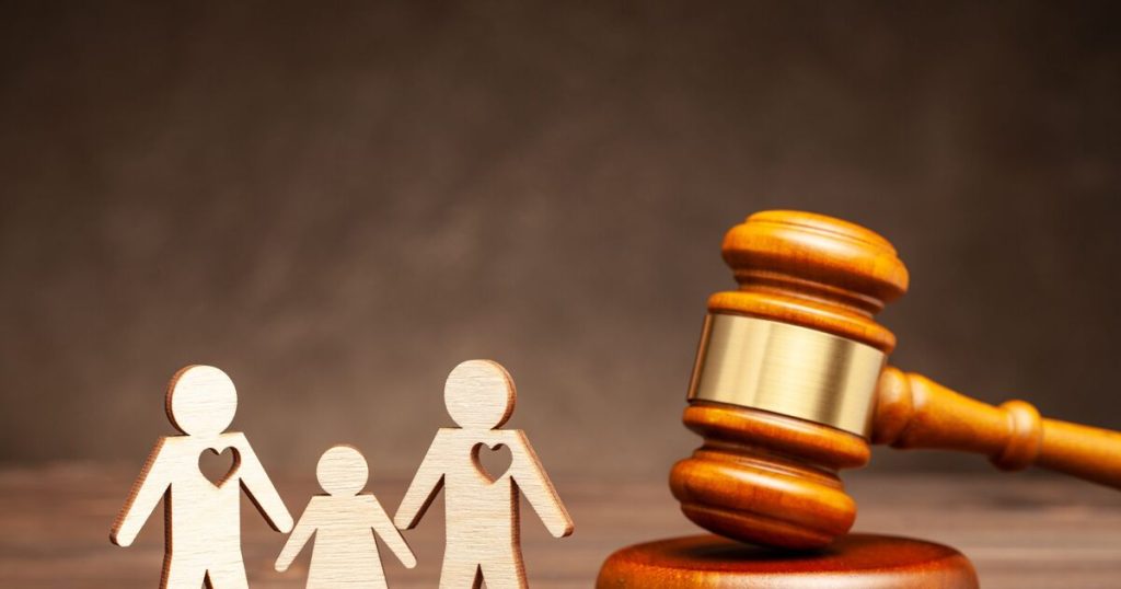 Las escuelas católicas demandaron para excluir a las familias LGBTQ+ pero aún así obtener dinero estatal. Un juez los cerró.