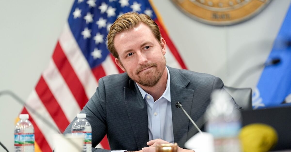 Las llamadas a la línea directa de suicidio disminuyen drásticamente después de que el conservador cristiano dimitiera como director de educación