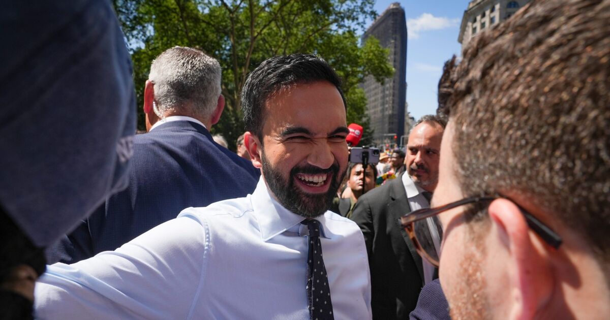 Los conservadores acusan a Zohran Mamdani de “grooming” porque vio actuar a una drag queen