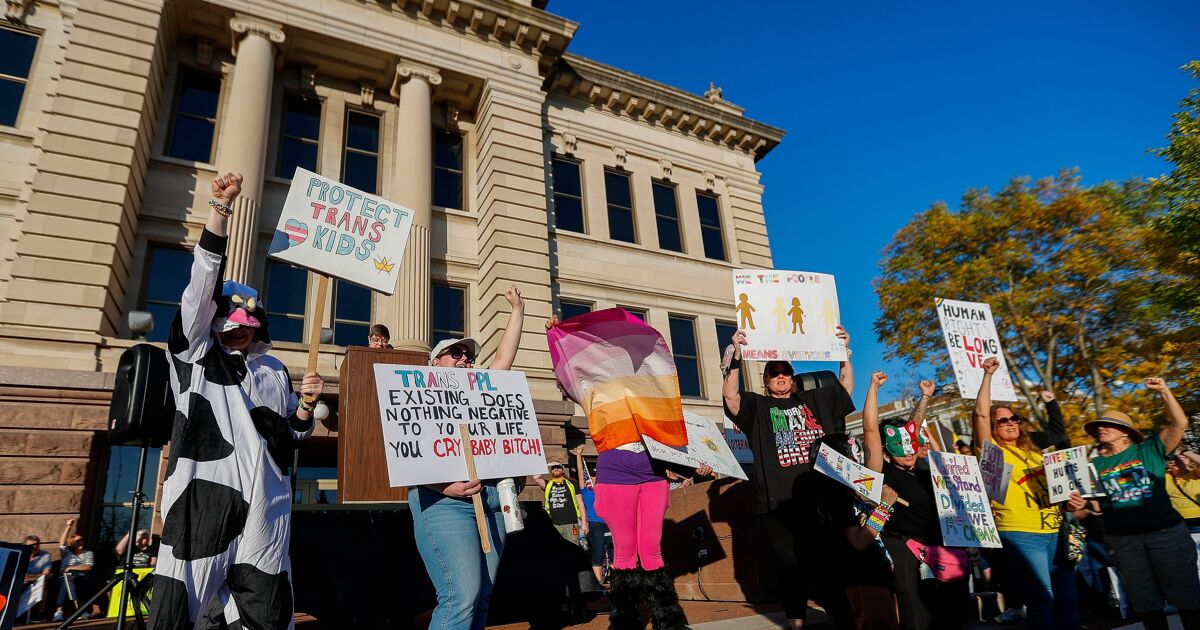 Los derechos LGBTQ+ fueron un fuerte punto de encuentro en las protestas “No Kings” en todo el país