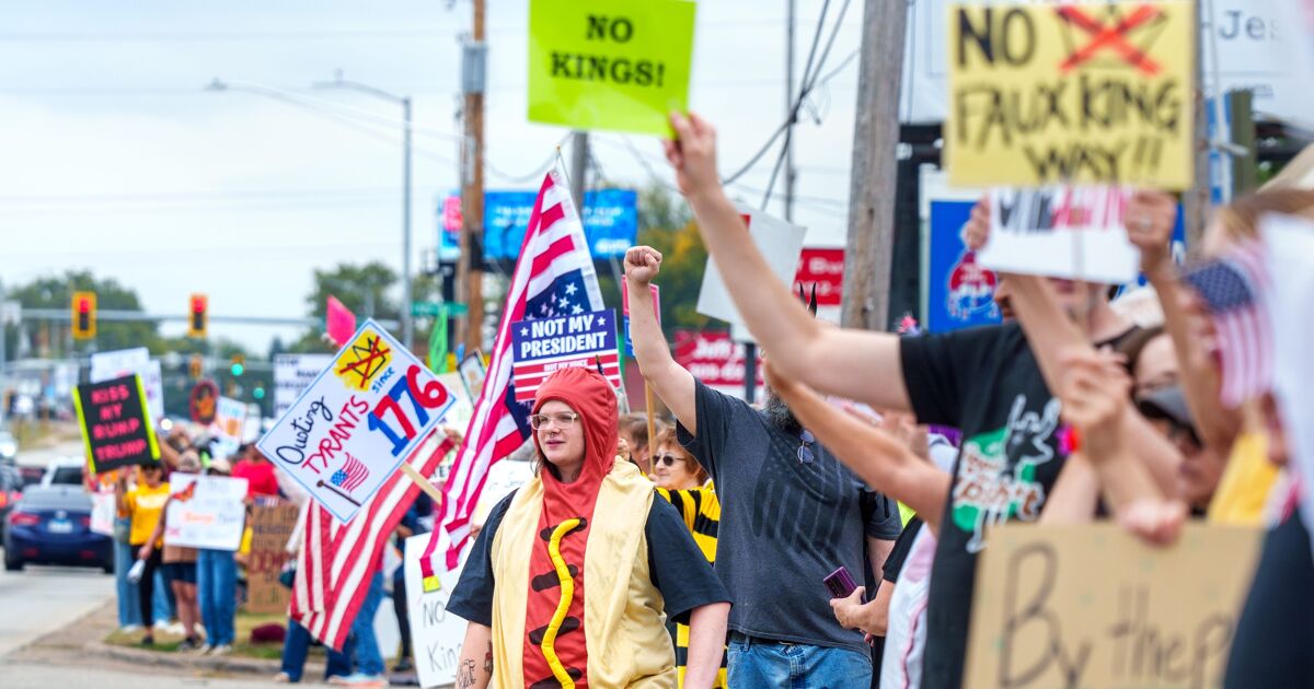 Mujer de 61 años arrestada en protesta No Kings por disfraz “obsceno” en video viral