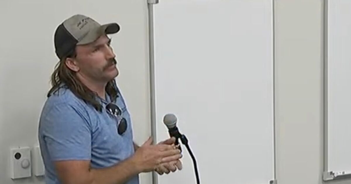 Pastor que se enfureció porque los niños vieron banderas del Orgullo arrestado por abuso infantil