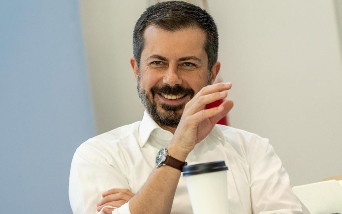 Pete Buttigieg se dirige a la teoría de la conspiración de Tucker Carlson de que está "fingiendo" ser gay