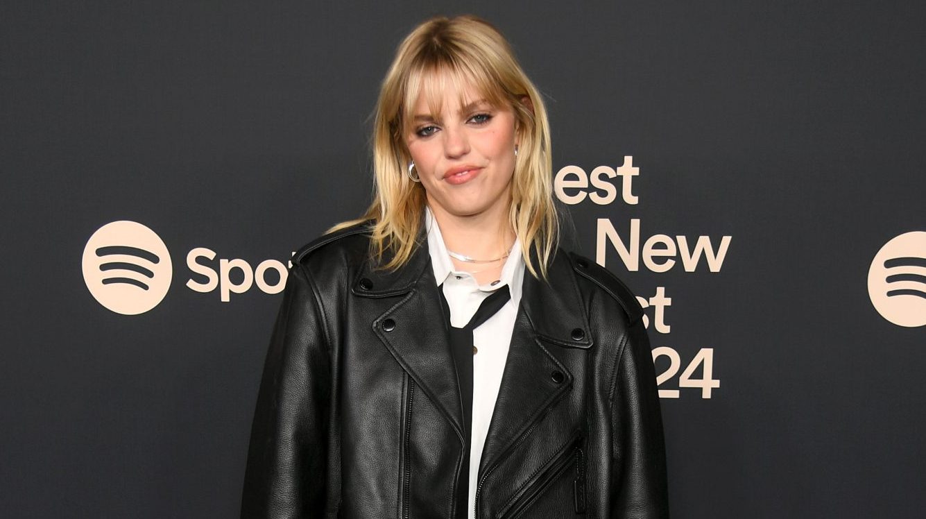 Reneé Rapp pospone las fechas de su gira y les dice a los fans que su 'cuerpo finalmente se ha rendido'