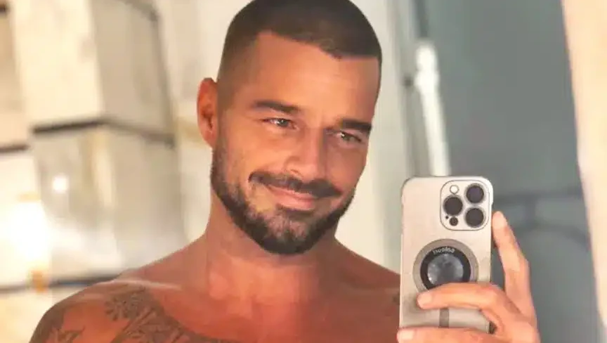 Ricky Martin calienta Instagram con selfie vapor sin camisa, y casi rompe Internet