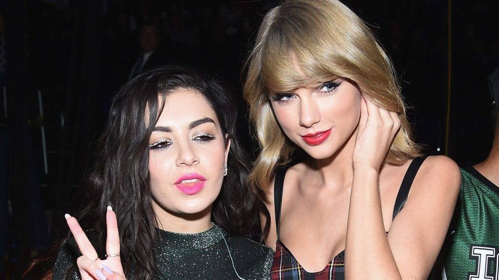 Taylor Swift y Charli XCX: de compañeros de turismo a tensión rumoreada, un vistazo a su complicada historia pop