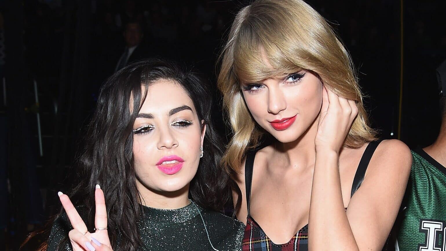 Taylor Swift y Charli XCX: de compañeros de turismo a tensión rumoreada, un vistazo a su complicada historia pop