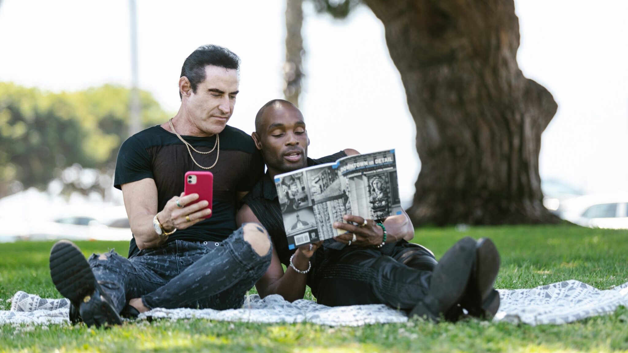 1 de cada 4 solteros LGBTQ+ informa que la política está cambiando la forma en que salen