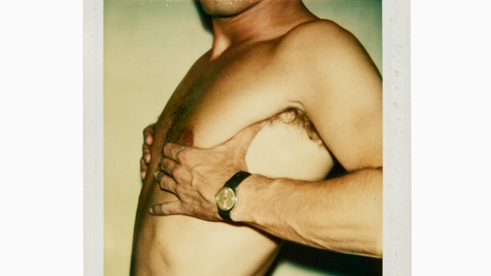 Eche un vistazo a las Polaroids queer más ocultas e íntimas de Andy Warhol en exhibición