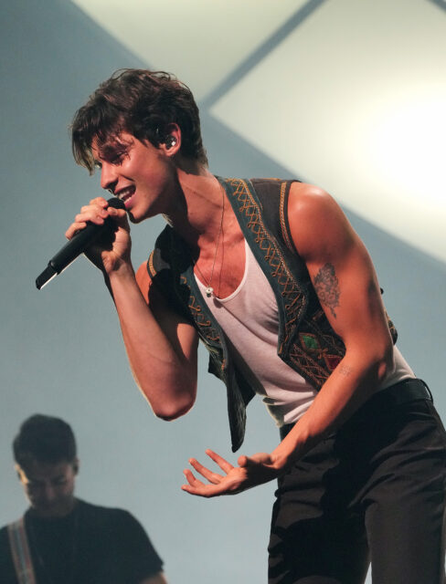 Shawn Mendes actúa en el escenario durante la noche inaugural de Shawn Mendes Wonder: The World Tour en Moda Center el 27 de junio de 2022 en Portland, Oregon. 