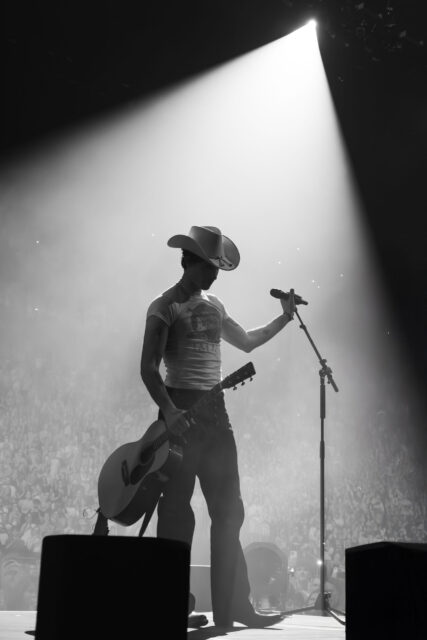 Desde miradas ardientes hasta energía magnética, las presentaciones en vivo de Shawn Mendes son pura delicia para la vista.