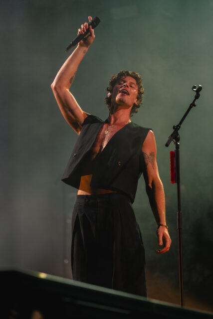 Desde miradas ardientes hasta energía magnética, las presentaciones en vivo de Shawn Mendes son pura delicia para la vista.