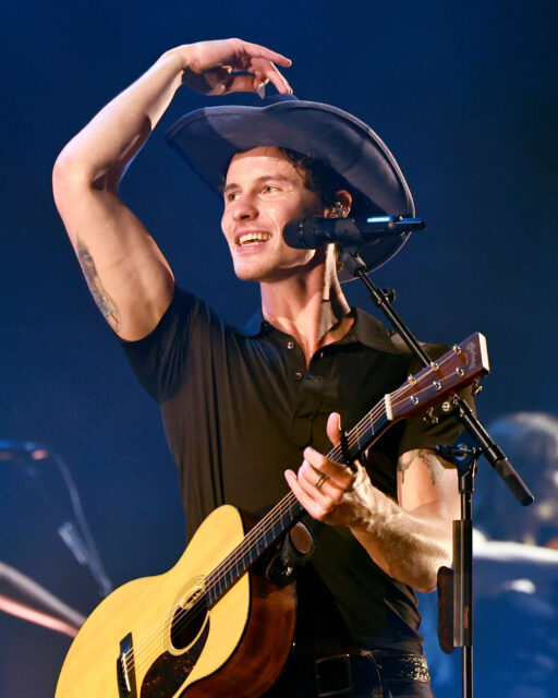 Shawn Mendes actúa en el escenario durante la gira On The Road Again en TD Garden el 25 de septiembre de 2025 en Boston, Massachusetts. 