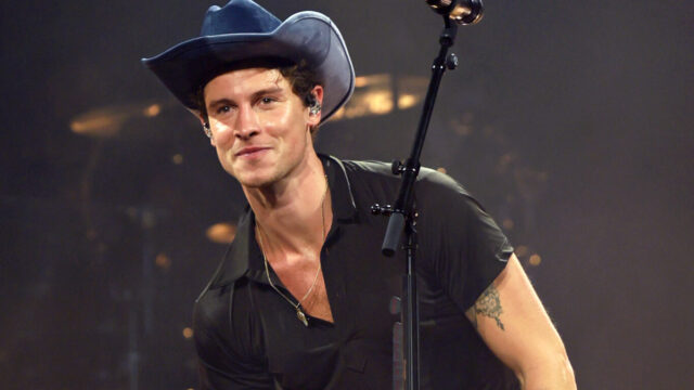 Shawn Mendes actúa en el escenario durante la gira On The Road Again en TD Garden el 25 de septiembre de 2025 en Boston, Massachusetts.